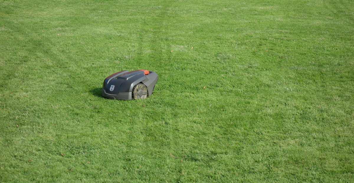 Kabelloser Mähroboter für 3000 m² mit 360°-LiDAR